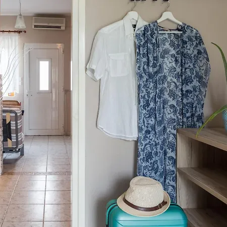 Beachfront 1St Floor Apartment * フォルカ